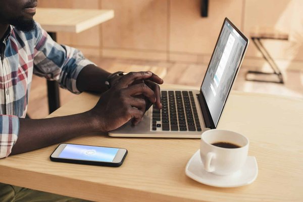 Comment une entreprise de services de maintenance informatique peut-elle utiliser LinkedIn pour générer des leads B2B ?